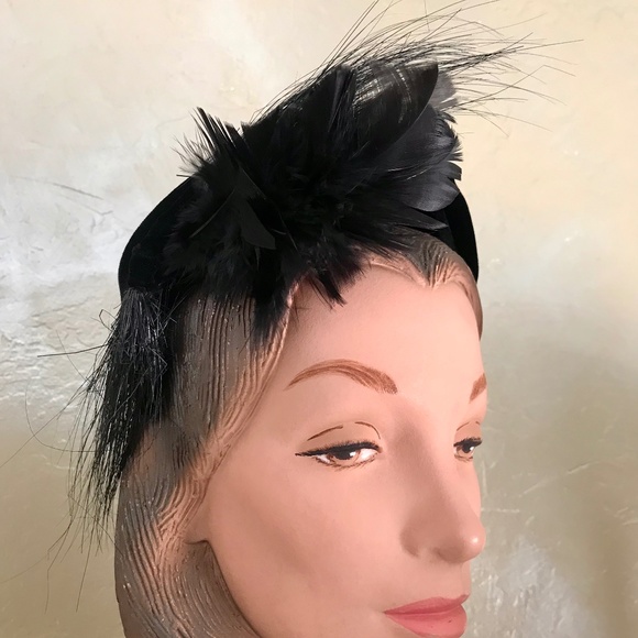 CHIC 1950s BLACK VELVET TOQUE WITH BLACK FEATHER AND CRIN TRIM. main image 4